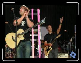 DSCN7042 * Jeremy Camp - goofy singing contest * 1 x 1 * (8.82MB)