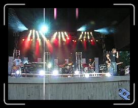 DSCN7045 * Jeremy Camp - unknown song - wide shot * 1 x 1 * (3.59MB)